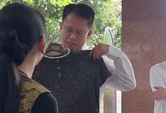 图为：南海区委书记王勇邀请商家到区政府大院摆摊并赴约“捧场”。