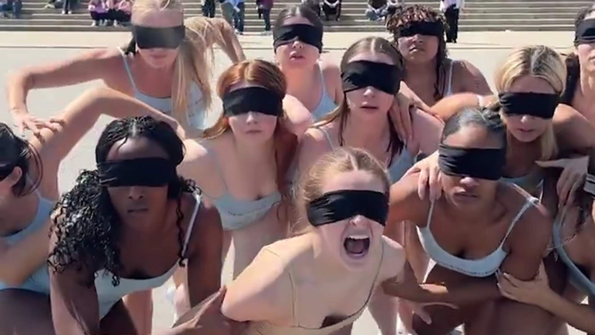 “起鸡皮疙瘩了”12名年轻女性舞者在美国林肯纪念堂前起舞，抗议美国司法部隐瞒特朗普涉爱泼斯坦案