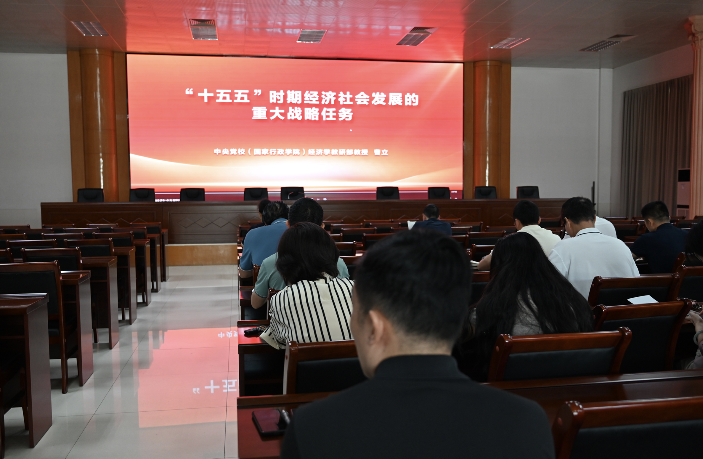 全体党员参加基地党支部主题党日活动