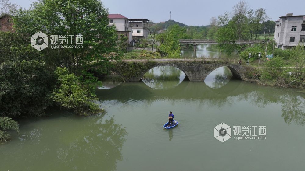 2026年4月9日，袁州区新田镇安祖塅村一农民划着小舟在清代永安三孔青石拱桥下劳作。