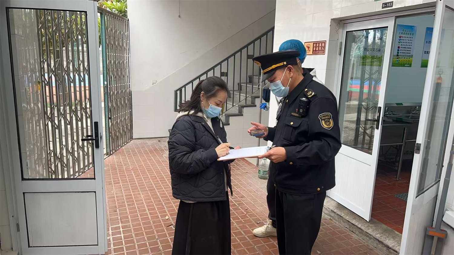 江北区推行跨部门协同“综合一次查”进校园 守护师生“舌尖安全”