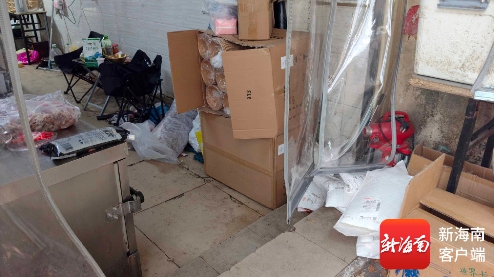 “香喷喷烤肉拌饭”的外卖店门前堆有快递包裹杂物等。记者 蒙健 摄