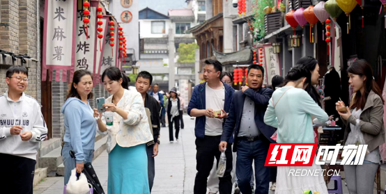 清明假期，黔阳古城街巷随处可见游客漫步其间。（图片除另有标注外，均由洪江市融媒体中心提供）