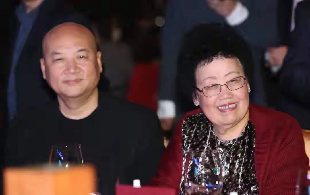 迟重瑞送别陈丽华：一段不被看好的婚姻，用一生给出了答案