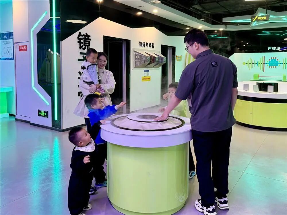 4月5日，都梁科技馆内，家长带领孩子们体验趣味科学装置。