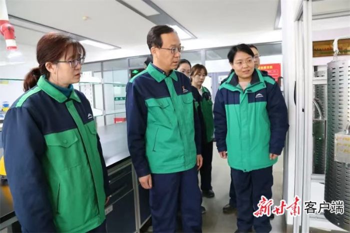 胡家彦在实验室与研发人员现场交流