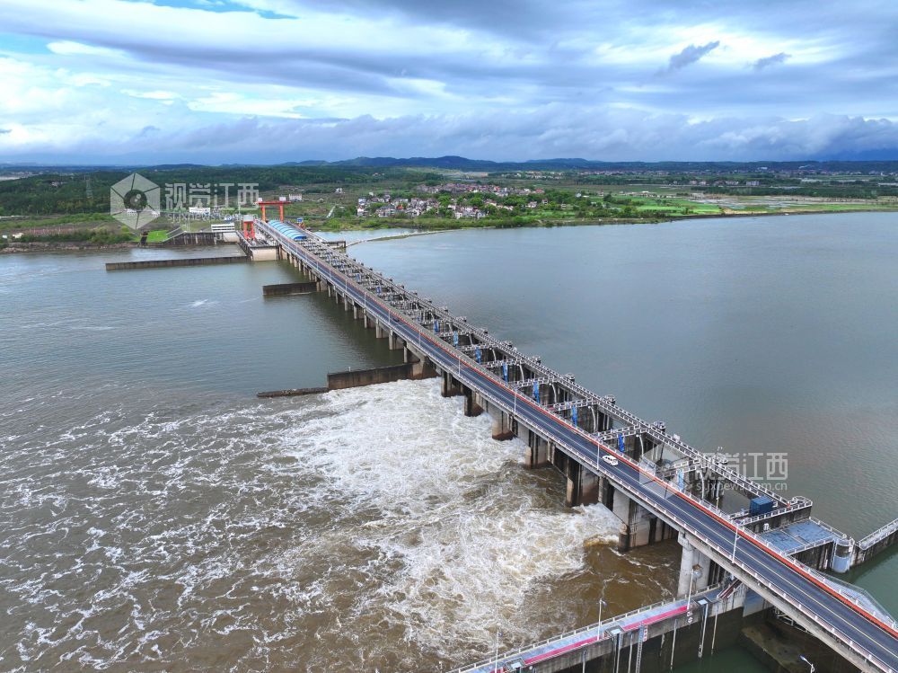 2026年4月3日,江西泰和航电枢纽大坝正在泄洪腾库,保障汛期安全。