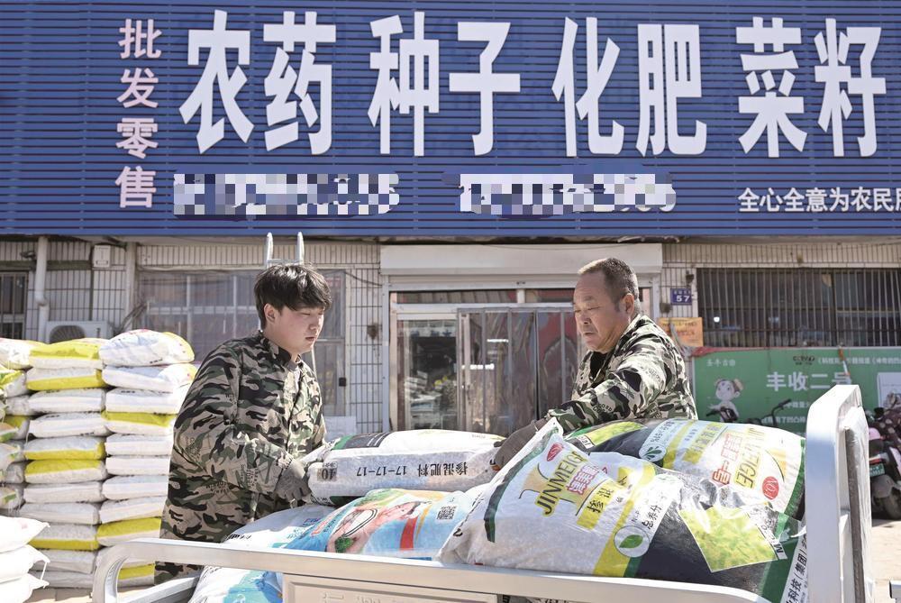 迁西县农资店工作人员有序装卸、配送，全力保障春耕物资供应充足、质量可靠。