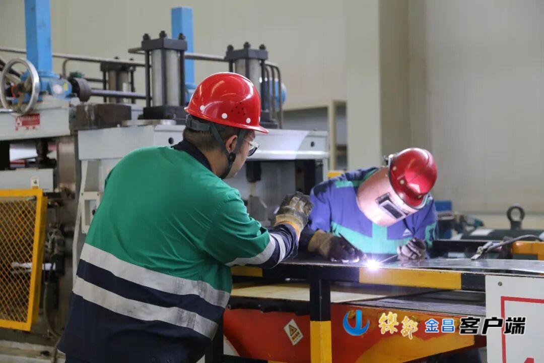 △金川集团镍合金有限公司紧盯国家战略需求，积极承担科研项目，努力攻克“卡脖子”材料的研发与生产难题（资料图）。