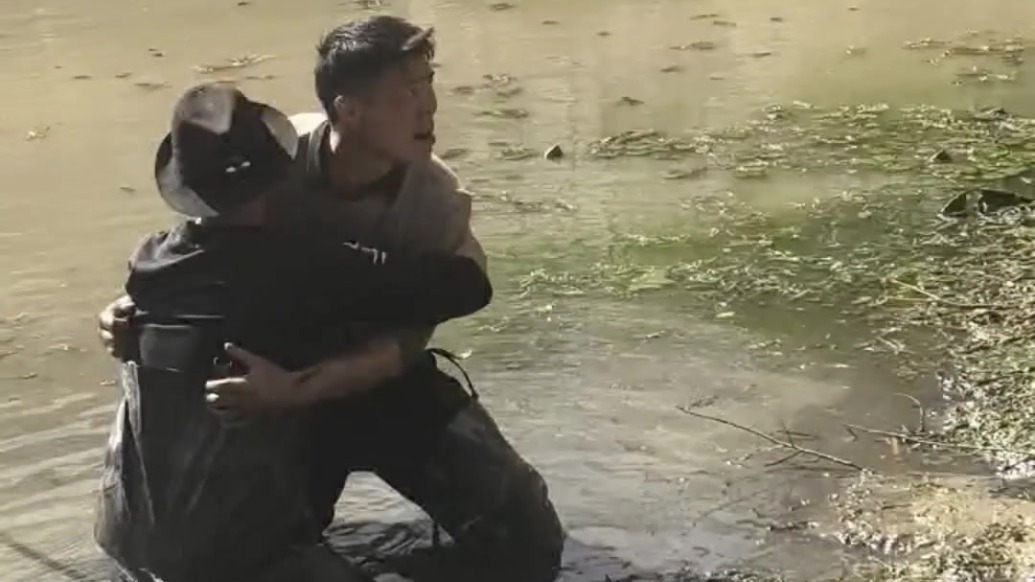 甘肃金昌小伙义无反顾施救被困老人