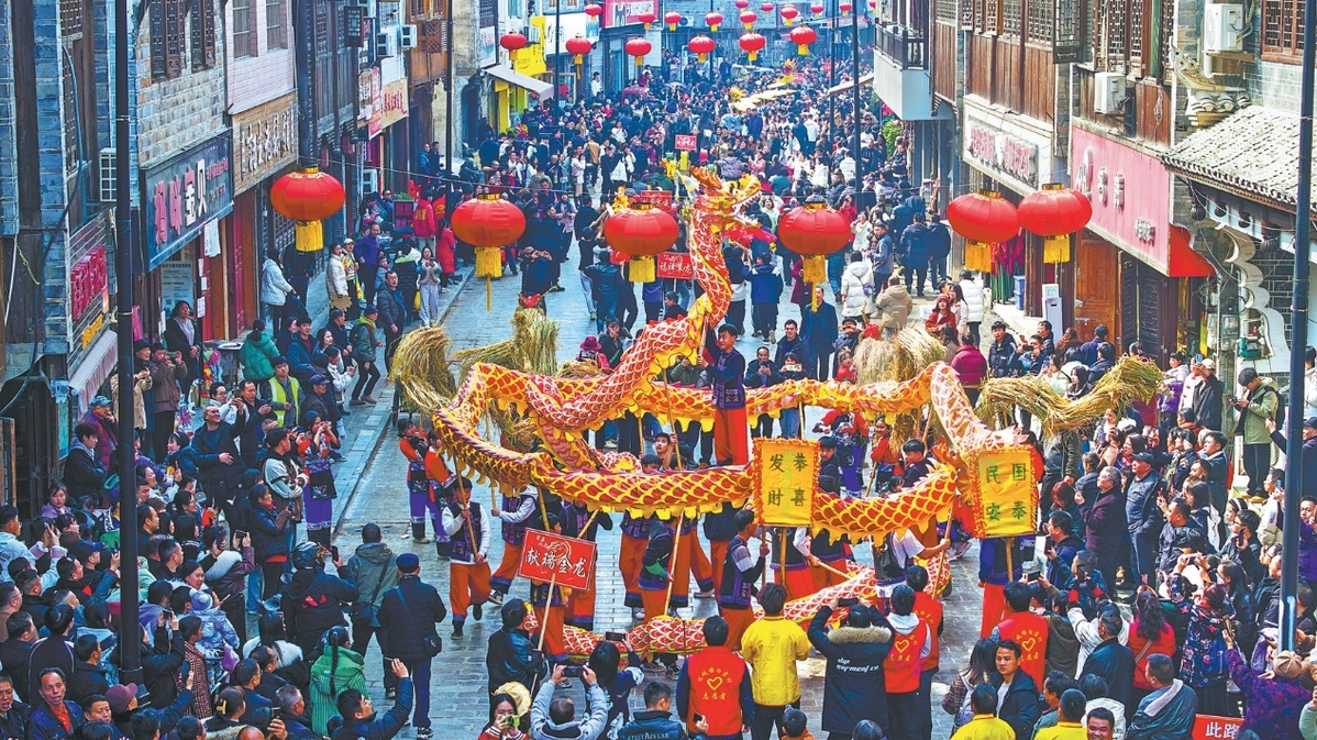 传统民俗舞龙表演在边城上演。