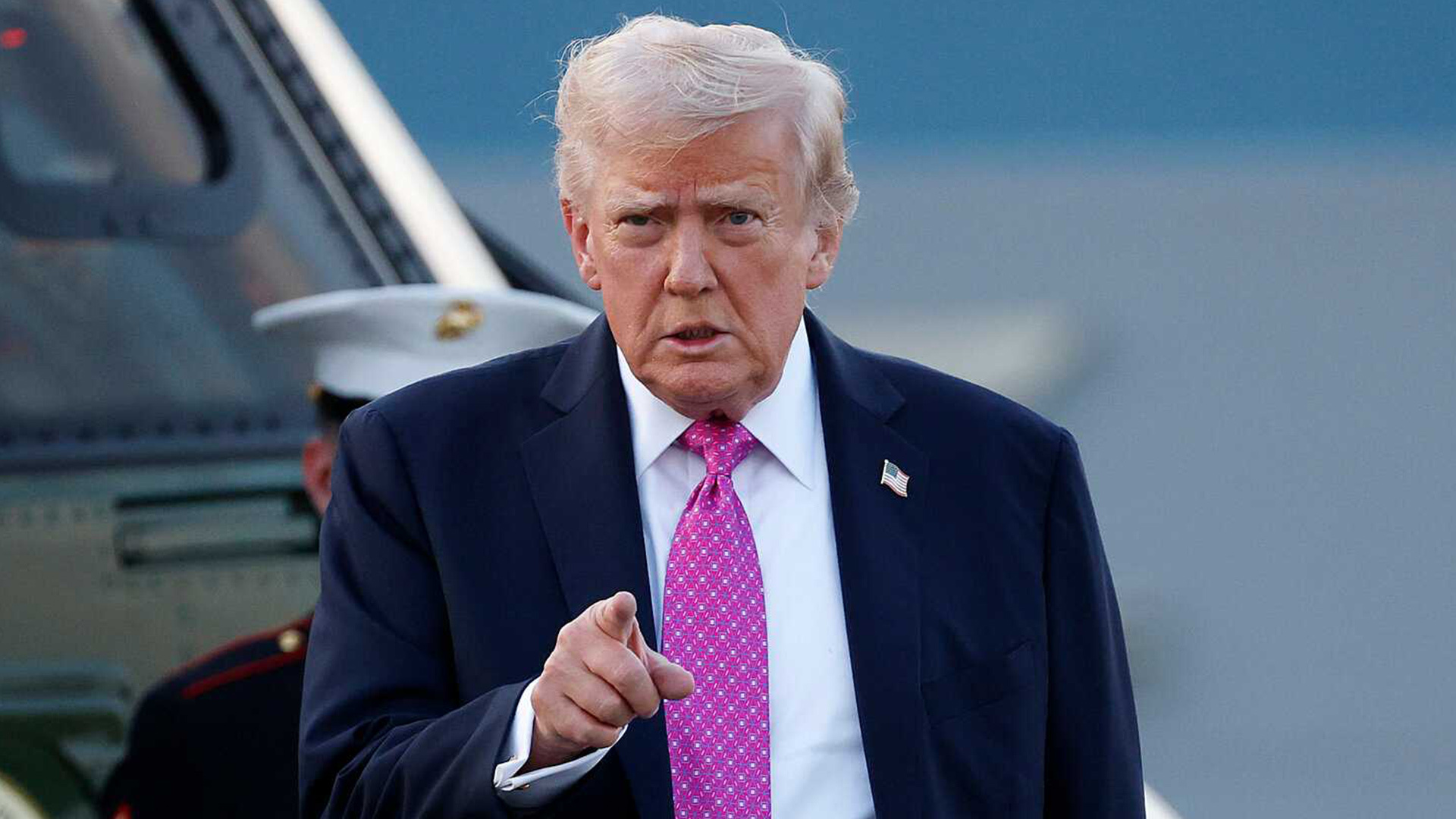 特朗普威胁对向伊朗供武国家征收50%关税，“立即生效”