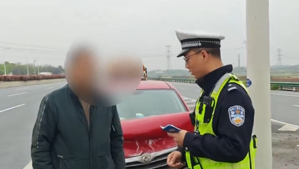 福银高速上一男子高速上打瞌睡 车辆失控“转圈圈”