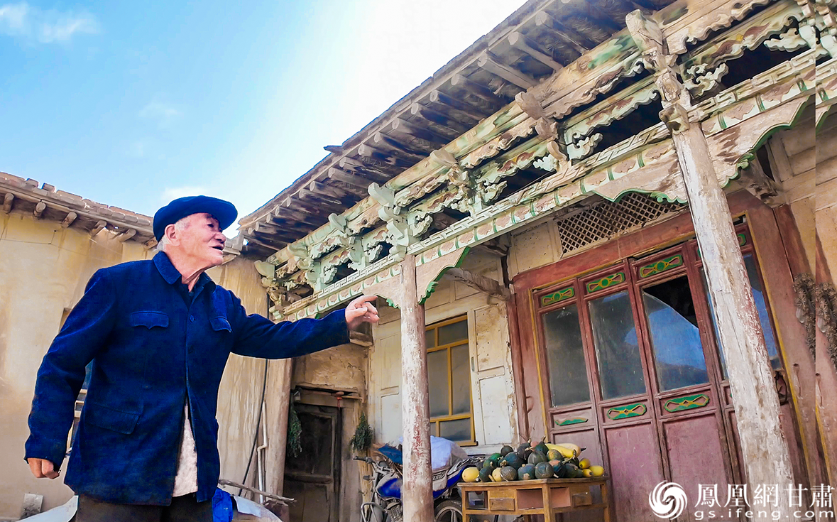 铁人堂叔王孝堂讲述王进喜在房梁上躲过国民党抓壮丁的惊险一幕 张修毅 摄