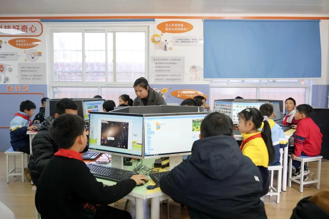 ▲ 勉县新铺镇中心小学的学生在上趣味编程社团课。 郭美怡 摄