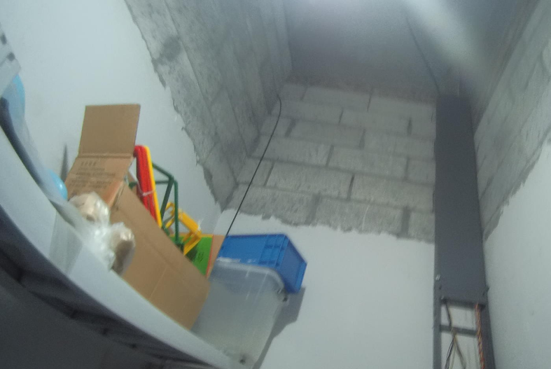 ▲配电间堆放杂物