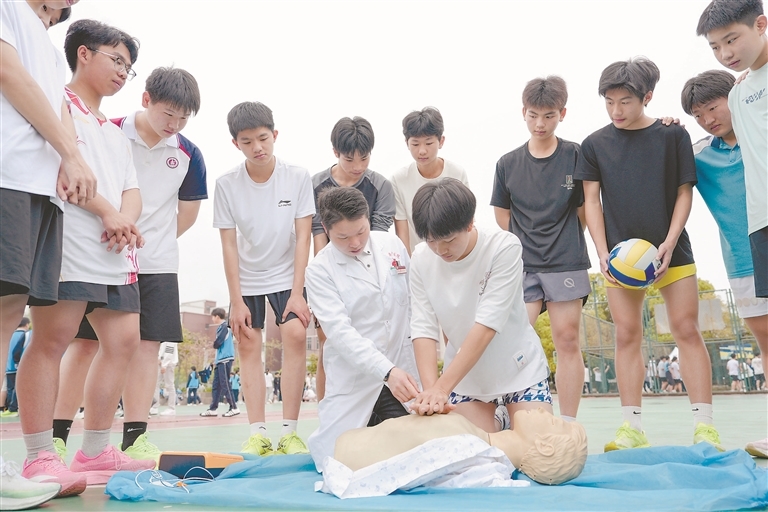 南丰县：应急救护知识进校园（图）