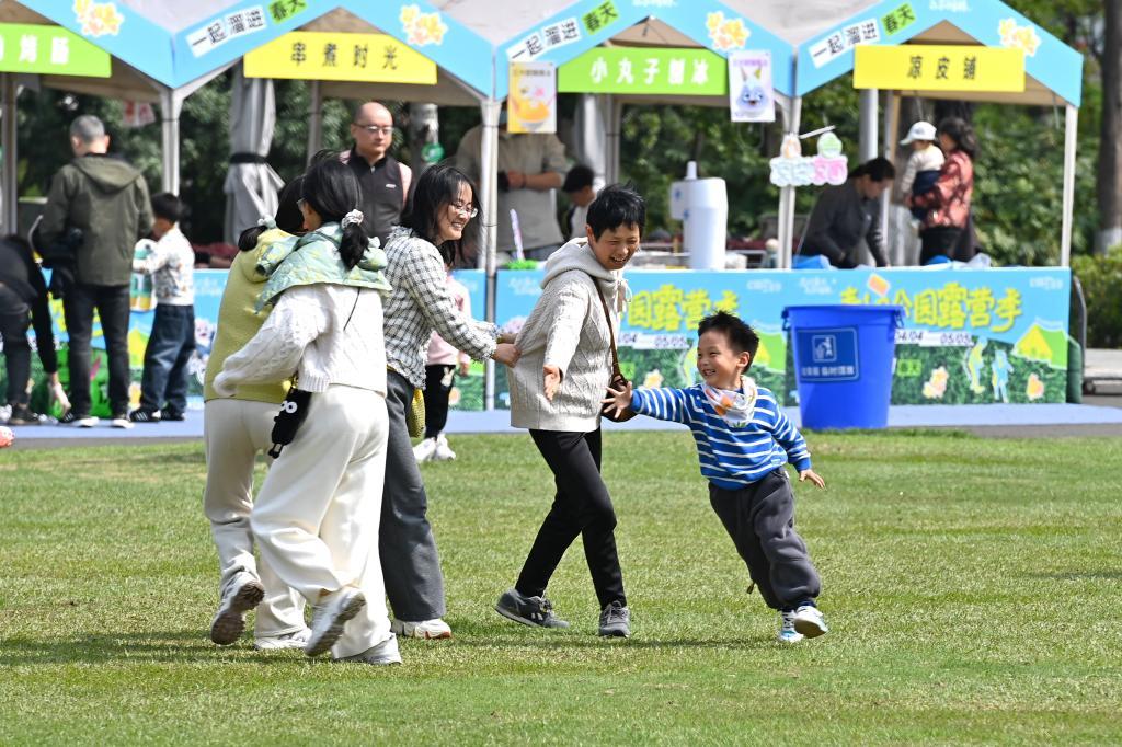 4月4日，市民在江苏省常州市青枫公园玩游戏。新华社发（胡平摄）