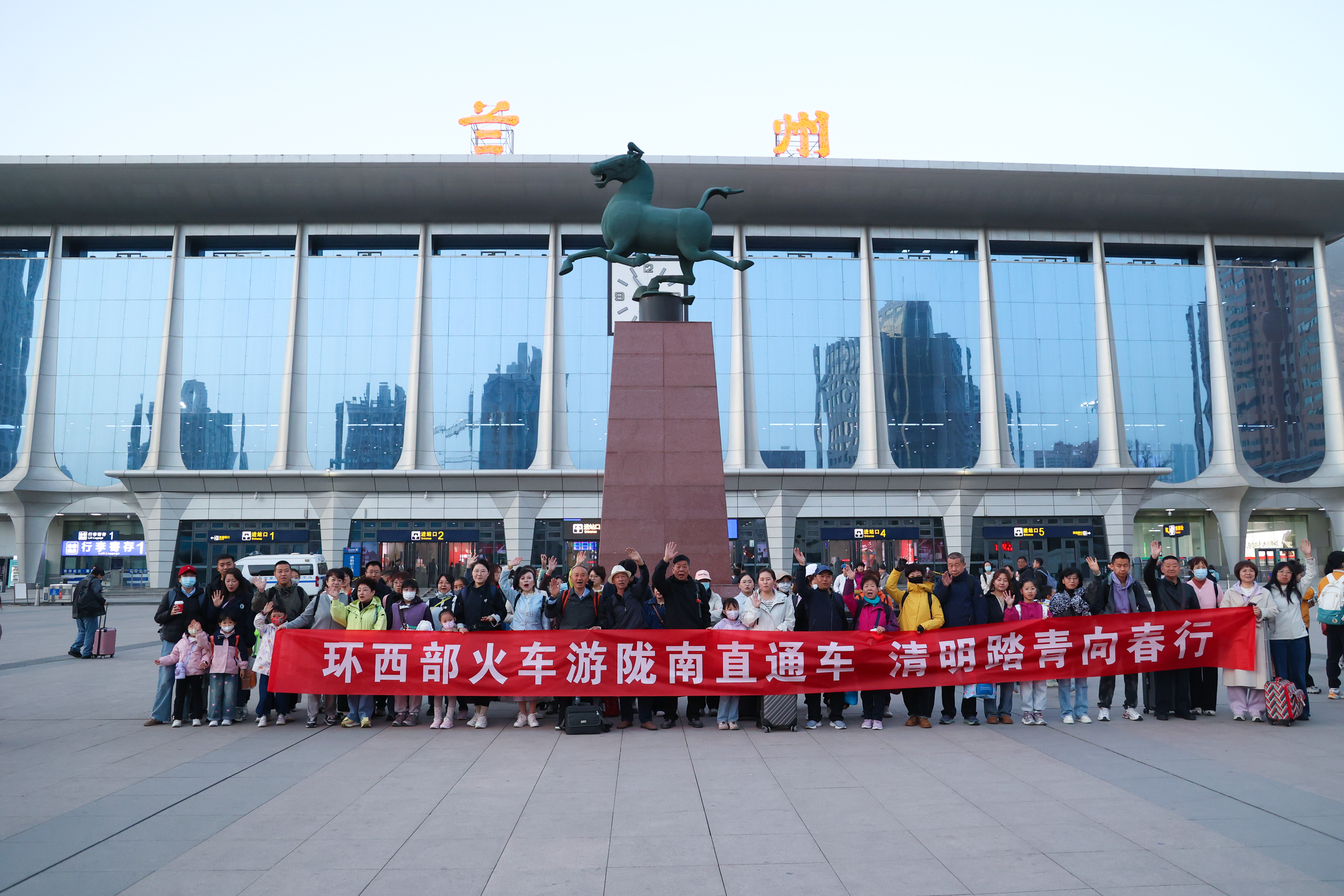 兰州铁路局开行“陇南春韵”赏花踏青旅游列车