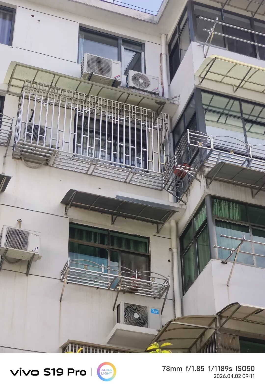 婺源县平安花园小区有业主违规在阳台墙体开孔 致楼下墙体发黑开裂