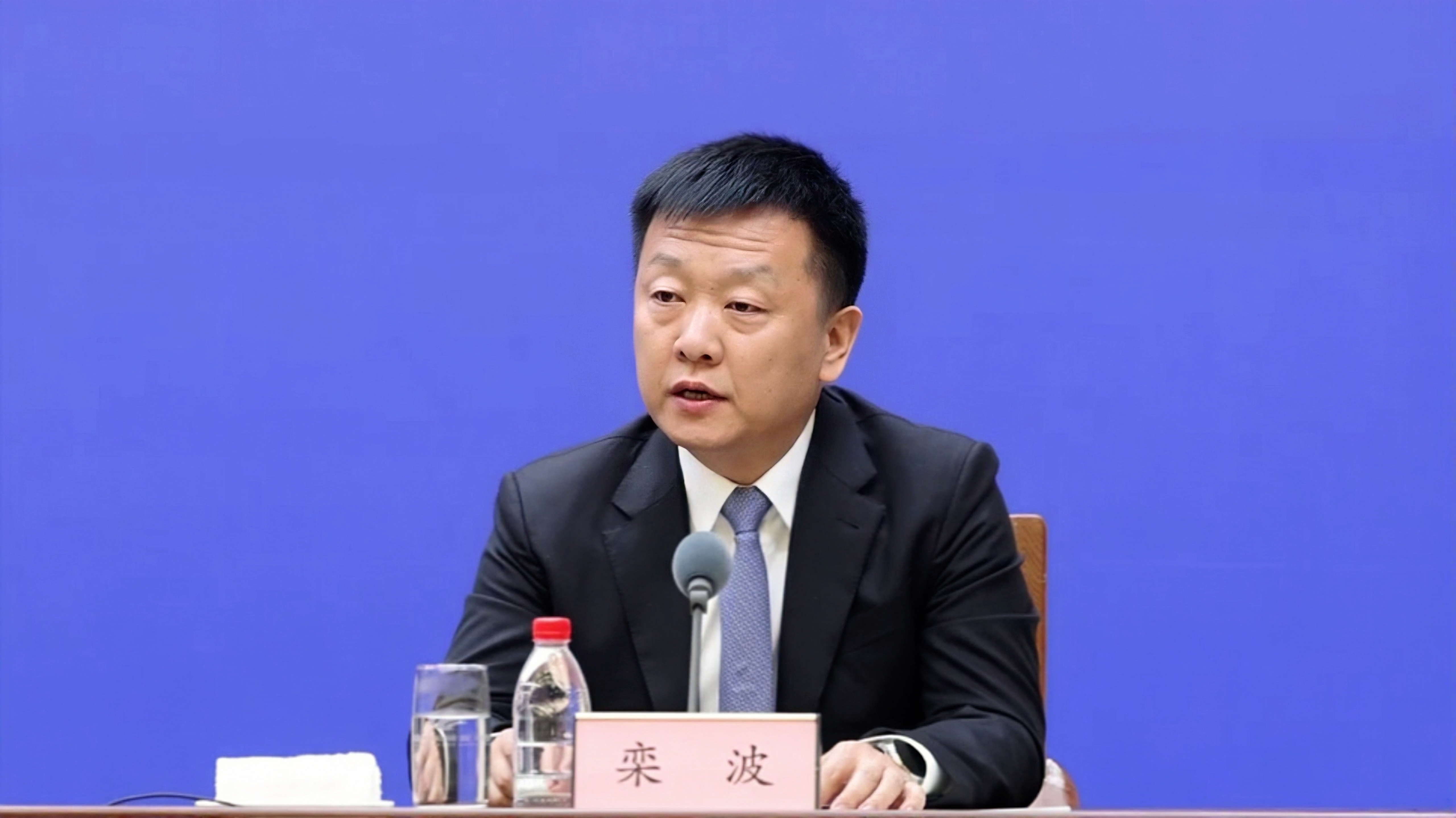 （集团党委书记、执行董事兼首席轮值总裁栾波答记者问）