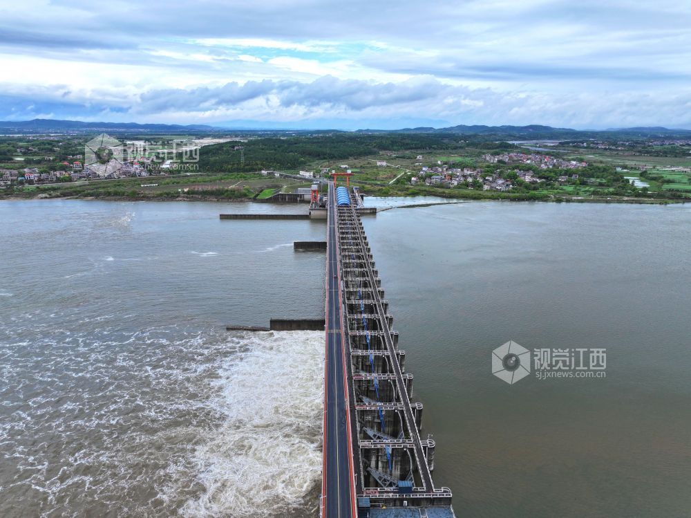 2026年4月3日,江西泰和航电枢纽大坝正在泄洪腾库,保障汛期安全。