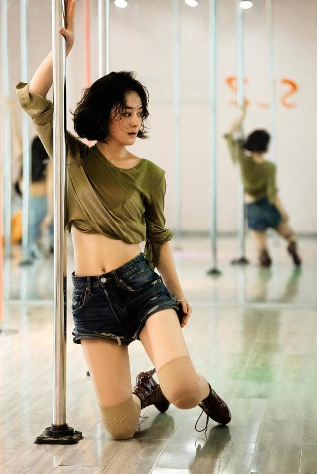 赵丽颖腹肌明显，身材窈窕。