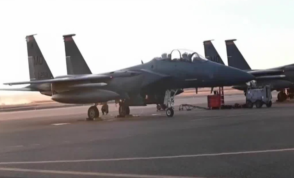 美军F-15战机被击落，专家：伏击地形有玄机