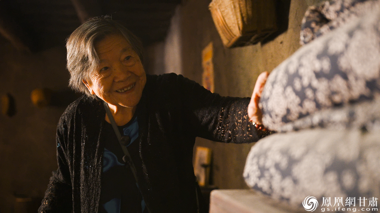 走进甘肃省玉门铁人王进喜纪念馆故居，邓定维睹物思战友。张修毅　摄