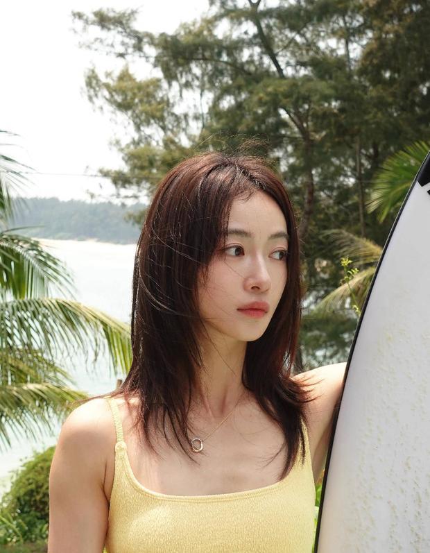 吴谨言肌肤白皙。