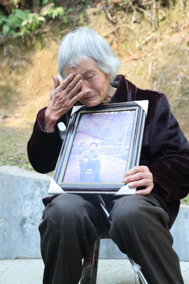 3月26日，高六月动情怀念父亲高树魁。 新华社发（唐琳莎 摄）