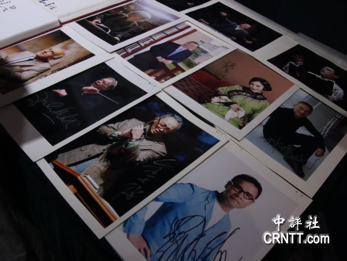 国家大剧院特别展示了部分台湾艺术家签名照。