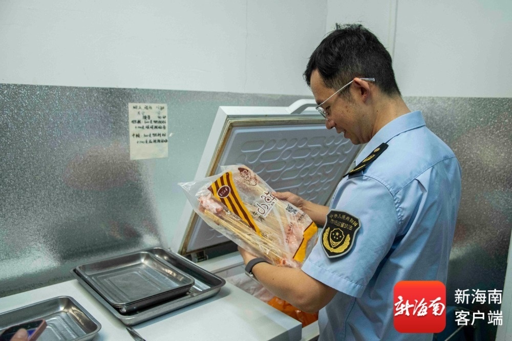执法人员检查线下餐饮实体店使用的食材。记者 蒙健 摄