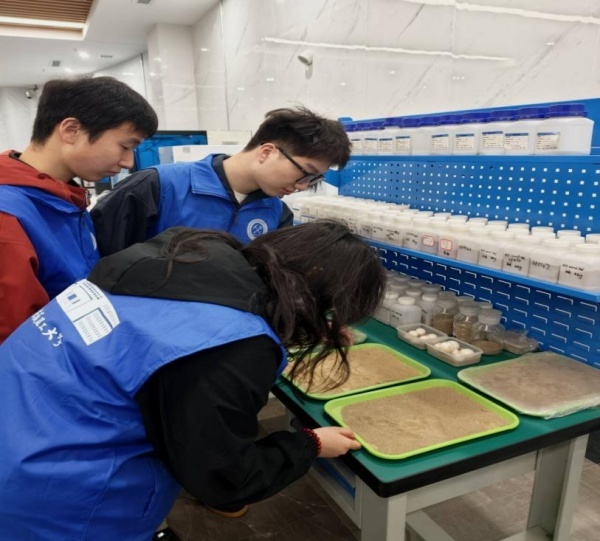 志愿者在合肥中科智慧农业协同创新研究院参观学习