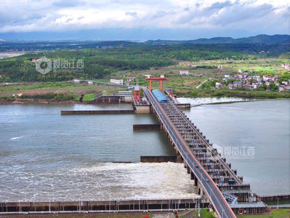 2026年4月3日,江西泰和航电枢纽大坝正在泄洪腾库,保障汛期安全。