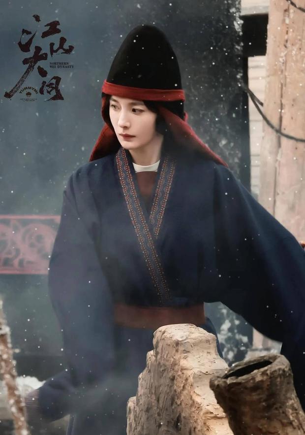 杨幂神情沉静气质清冷。