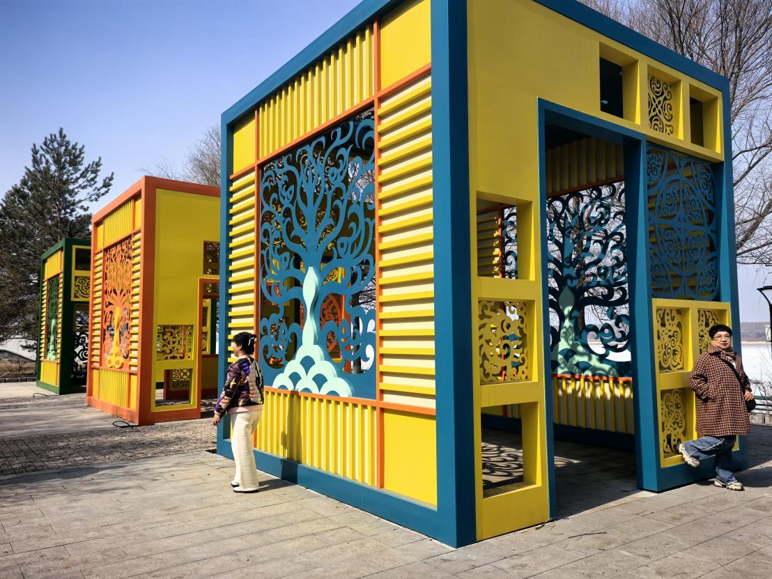 沿江景观带亭廊