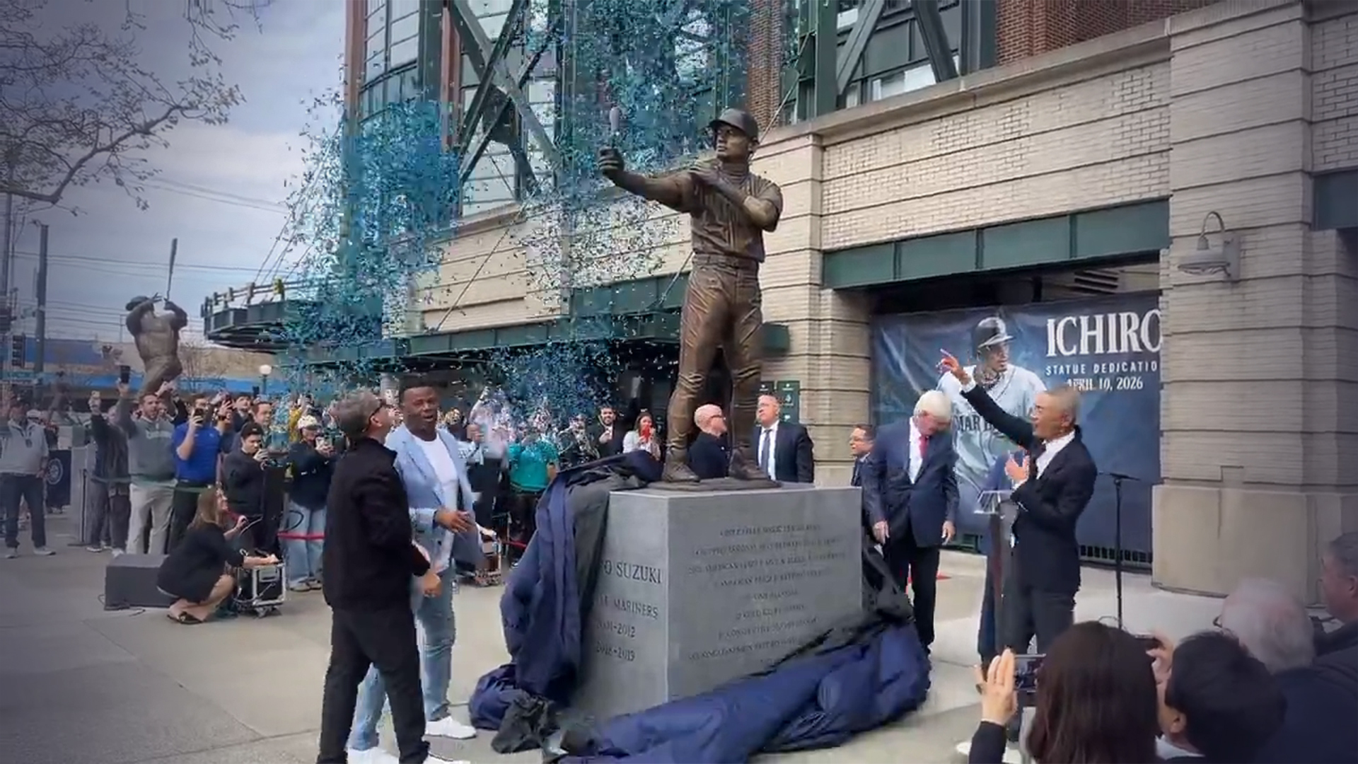日本棒球手铃木一郎雕像在美揭幕，其手持的球棒竟被幕布扯断，本人在旁尴尬爆笑