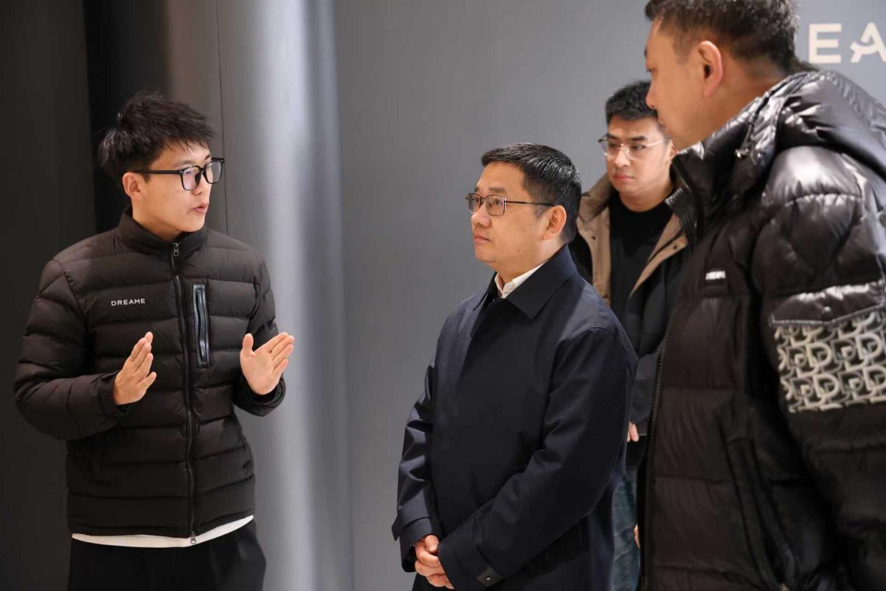 图：2月27日，佛山市委常委、顺德区委书记陈新文考察追觅科技苏州总部