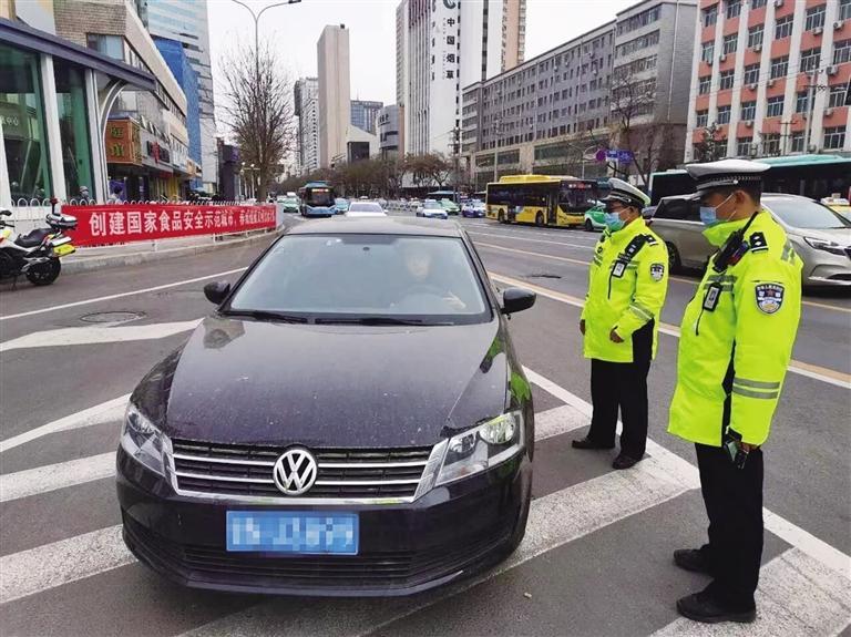 民警检查车辆安全带佩戴情况