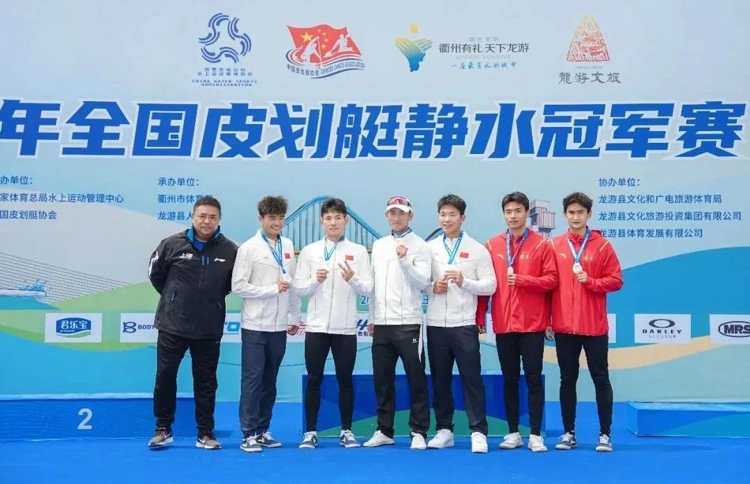 在男子1000米双人划艇比赛中夺得铜牌的陕西选手曲祥杰（右二）、杨浩伟（右一），通过大赛得到了锻炼。