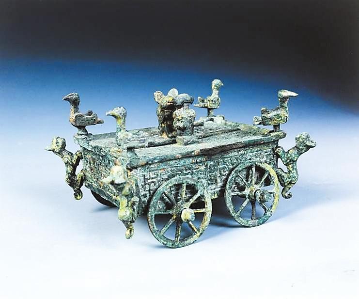 礼县出土的蟠虺纹车轮方车形器