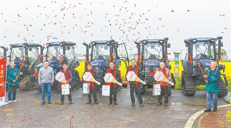 3月26日，在瑞昌市赛湖农场，一批适用于南方水田作业的履带式拖拉机，由当地农业农村局联合厂家、经销商送到农机手和种粮大户手中。特约通讯员 魏东升摄
