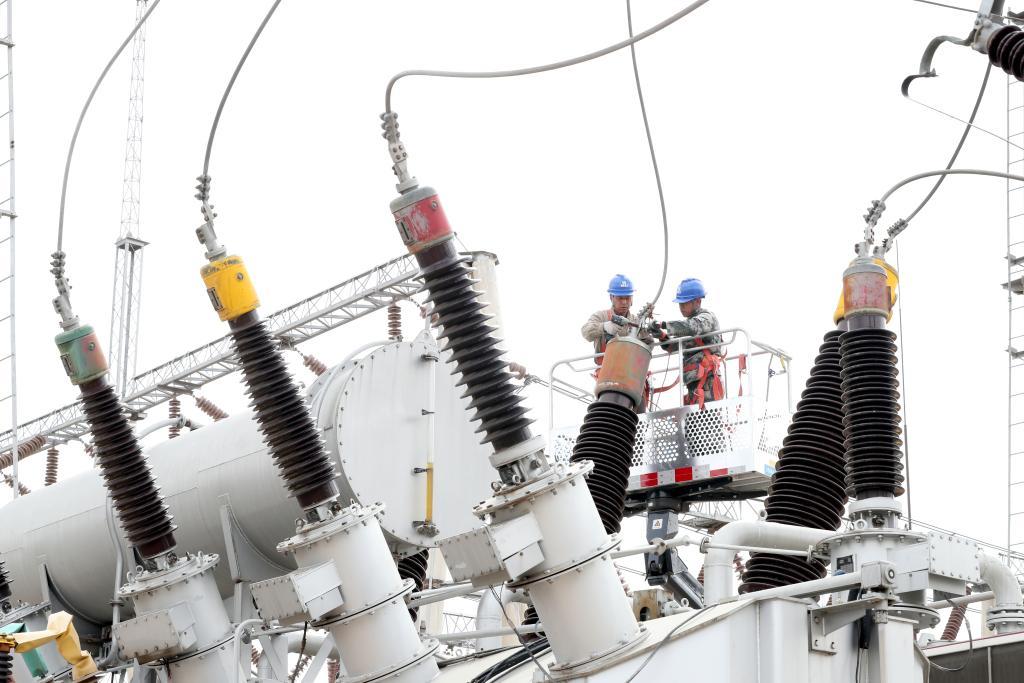 3月20日，电力工作人员在一座服务大数据基地的变电站检修。（受访单位供图）