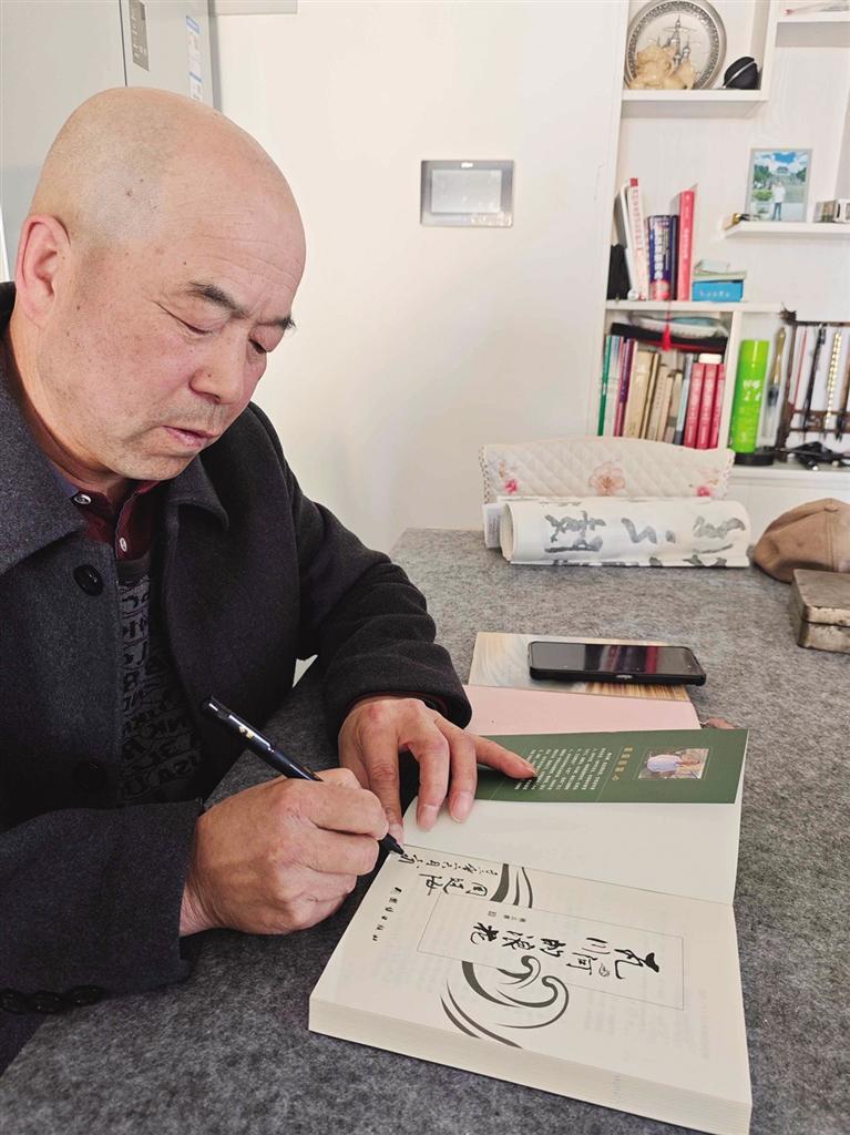 周廷海给读者签名