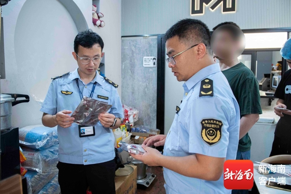 执法人员检查线下餐饮实体店使用的食材。记者 蒙健 摄