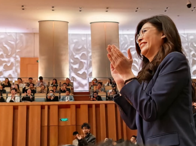 郑丽文打卡国家大剧院,现场比心