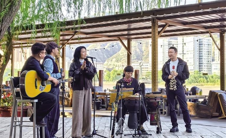央视主持人感受“黄河之都”人文魅力