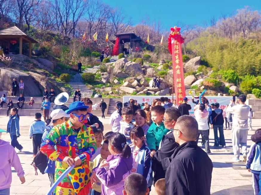 五莲县大青山景区准备了特色游玩项目与游客互动。五莲县委宣传部供图