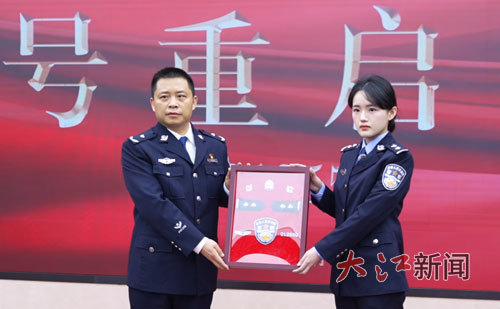 魏佳琪(右)在警号重启仪式上。